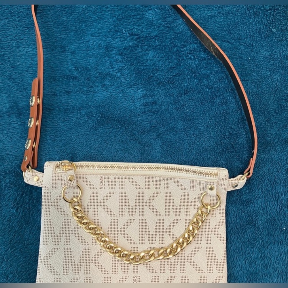 Michael Kors Monogram Vanilla Pouchette - Picture 3 of 8